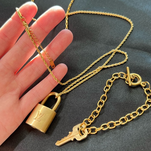 Louis Vuitton Lock and Key Necklace & Bracelet - Picture 4 of 8